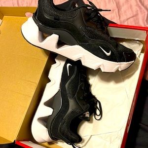 Nike Ryz sneakers
